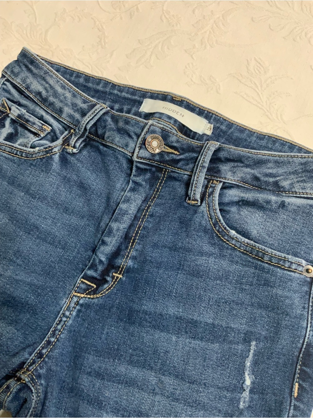 Hidden Jeans Los Angeles Medium Wash Straight Leg Women's size 27 Distressed